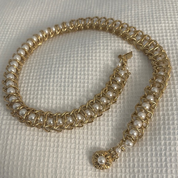 Luxurious Gold and Pearl Chain Necklace - Picture 3 of 3